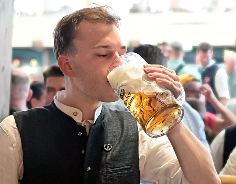 Das Bier gefällt ihm besser als in seiner Hamburger Heimat. — © dpa