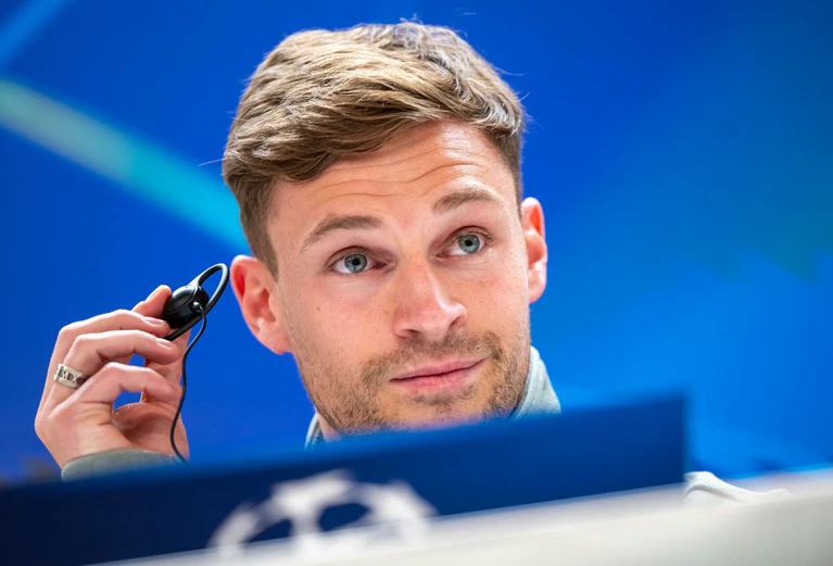 Joshua Kimmich skizziert in Madrid die Wichtigkeit von Harry Kane für den FC Bayern. — © Peter Kneffel/dpa