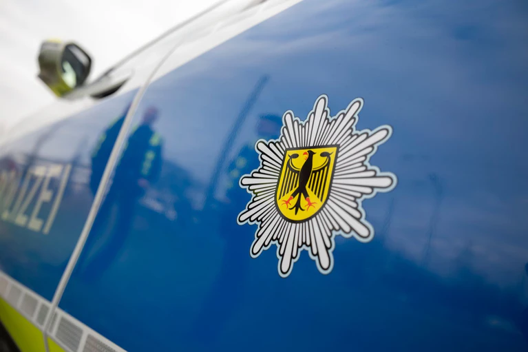 Die Bundespolizei rückte gemeinsam mit der Landespolizei aus. (Symbolbild) — © Marijan Murat/dpa