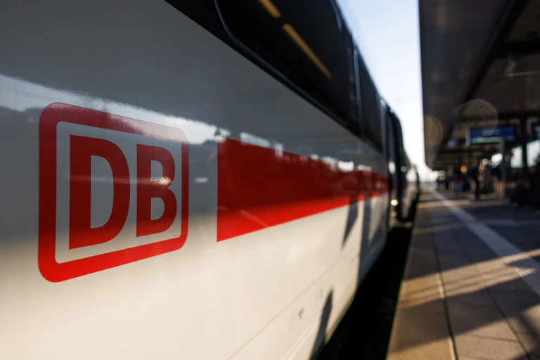 Mutter in Nürnberg, Tochter in Berlin: Eine Bahnreise wurde für eine Familie zur ganztägigen Odyssee (Symbolbild). — © Daniel Karmann/dpa