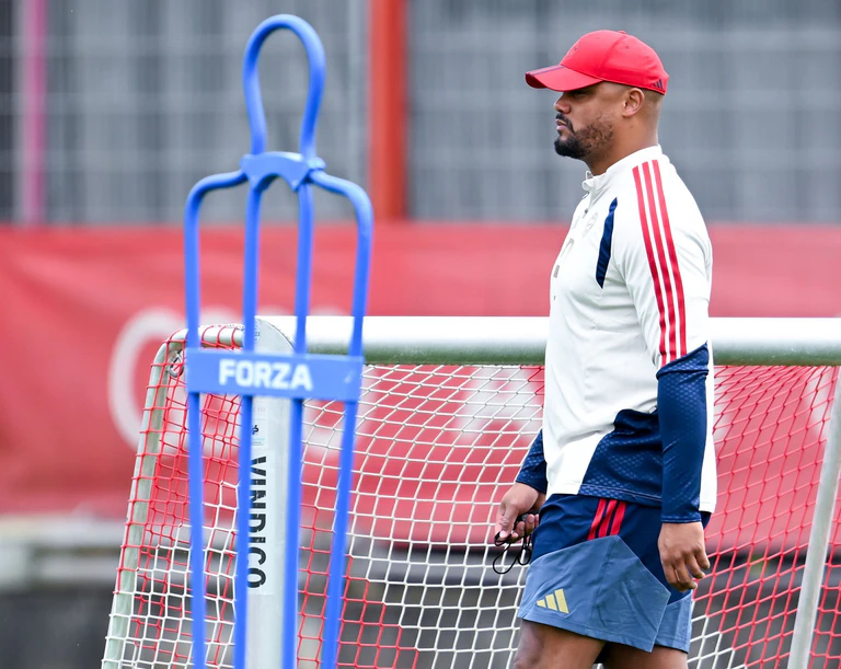 Bayern-Trainer Vincent Kompany beim Abschlusstraining.  — © Sven Hoppe/dpa