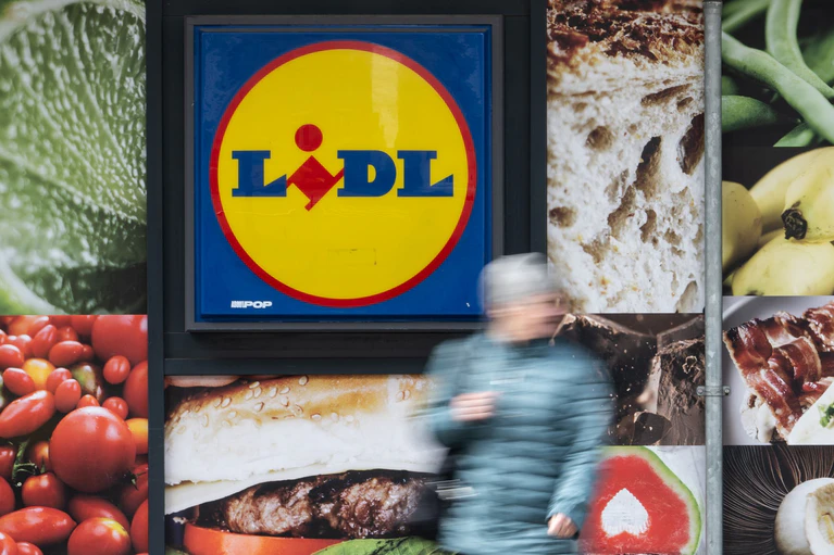 Das Unternehmen Tillman's ruft eine bestimmte Wurstart zurück, der den Angaben zufolge bei Lidl verkauft wurde. (Archivbild) — © Marijan Murat/dpa