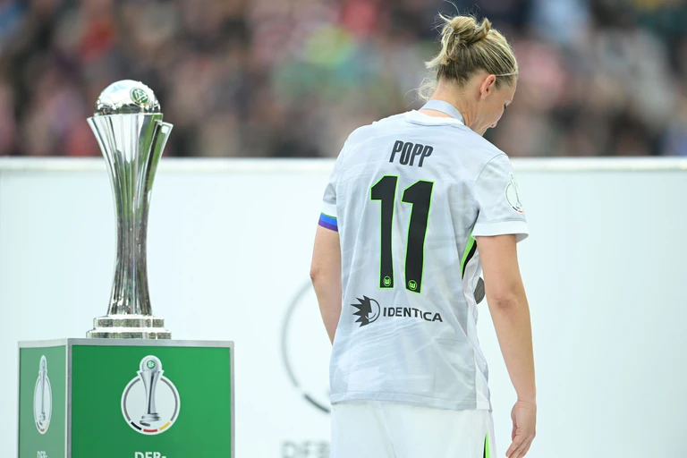 Abschied ohne Titel: Nach dem 0:4 ging Popp mit gesenktem Kopf an der Trophäe vorbei. — © Fabian Strauch/dpa