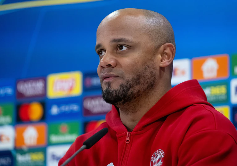 Bayern-Trainer Vincent Kompany wird wegen seiner Wurzeln aktuell vermehrt auf den Gewaltkonflikt in der Demokratischen Republik Kongo angesprochen. — © Sven Hoppe/dpa