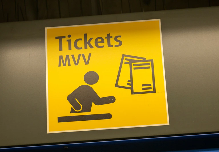 Tickets für den Münchner Verkehrsverbund soll es von Januar 2026 an auch in der Region Landshut zu kaufen geben. — © Peter Kneffel/dpa