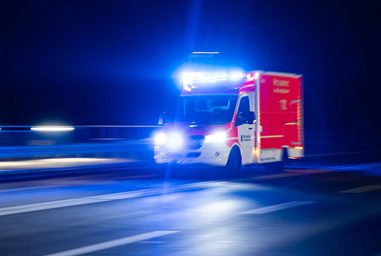 Die beiden Autofahrer seien in ihren Fahrzeugen eingeklemmt gewesen. (Symbolbild) — © Marcel Kusch/dpa