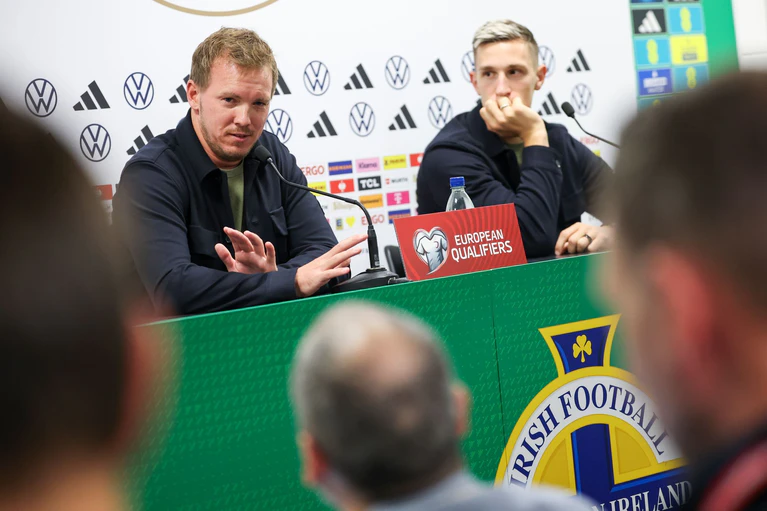 Bundestrainer Julian Nagelsmann (l) und Verteidiger Nico Schlotterbeck bei der Pressekonferenz vor dem Nordirland-Spiel. — © Christian Charisius/dpa