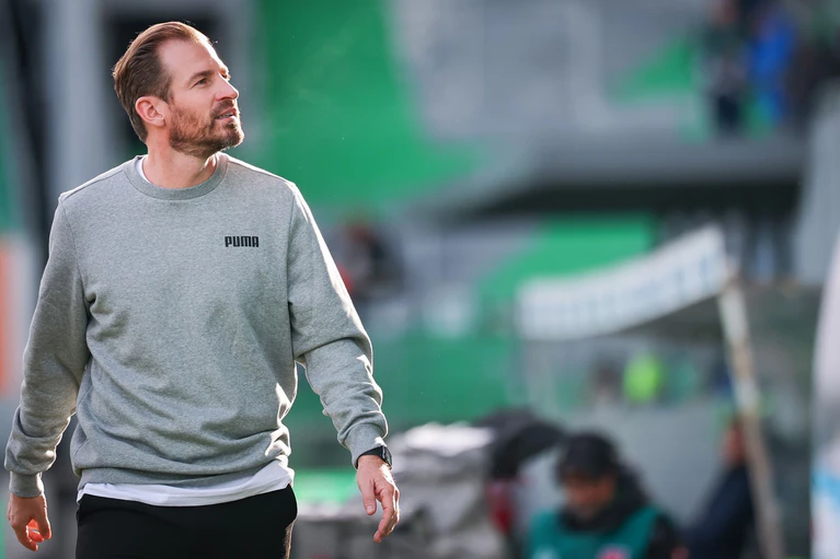 Das Debüt von Fürths Trainer Jan Siewert endet mit einer Niederlage. — © Daniel Karmann/dpa