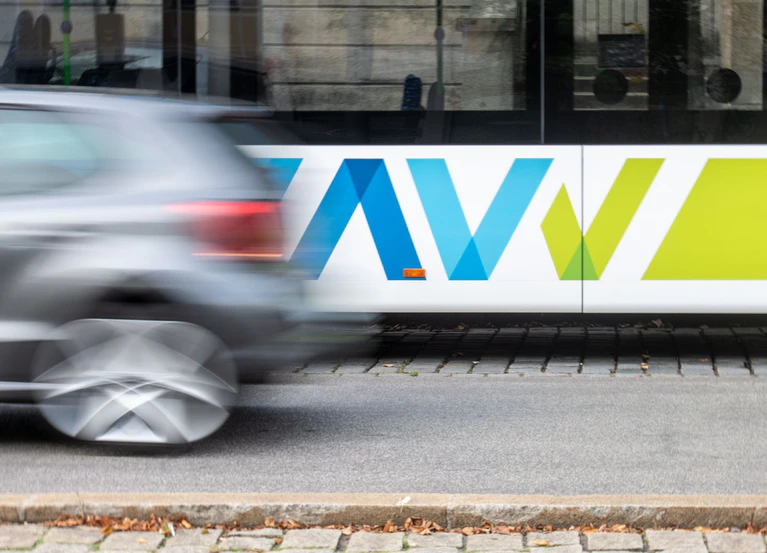 In einem Linienbus des Augsburger Verkehrsverbundes (AVV) soll ein Fahrer Schülern Werbesongs der AfD vorgespielt haben. (Archivbild-Illustration)  — © Stefan Puchner/dpa