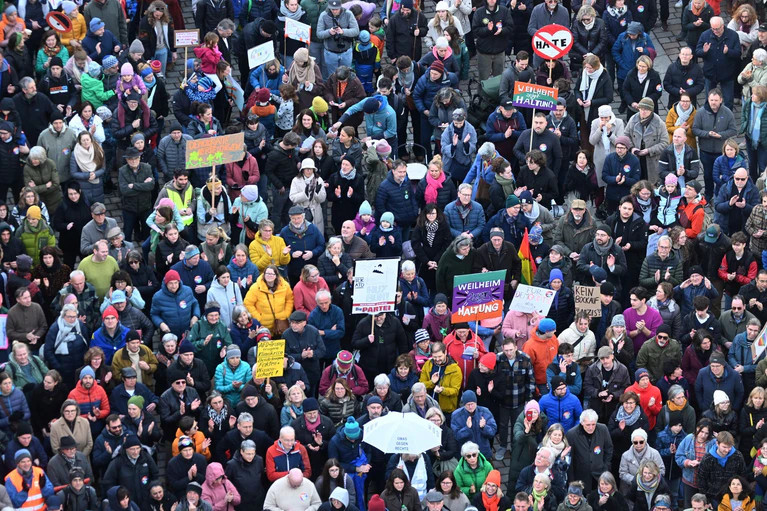 Weilheim ist bunt statt braun, stand auf einigen Plakaten.  — © Felix Hörhager/dpa