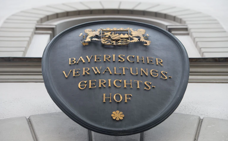 2025 gingen bei den Verwaltungsgerichten im Freistaat mehr als 31.000 Asylverfahren ein. (Symbolbild) — © picture alliance / Peter Kneffel/dpa