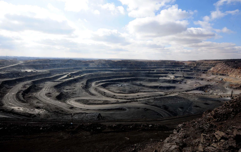 Wichtige Metalle, die etwa hier in der Bayan-Obo-Mine für seltene Erden in der Inneren Mongolei abgebaut werden, braucht auch die deutsche Industrie - etwa für Sensoren oder Elektromotoren. (Archivbild)  — © Ren Junchuan/Xinhua via ZUMA Wire/dpa