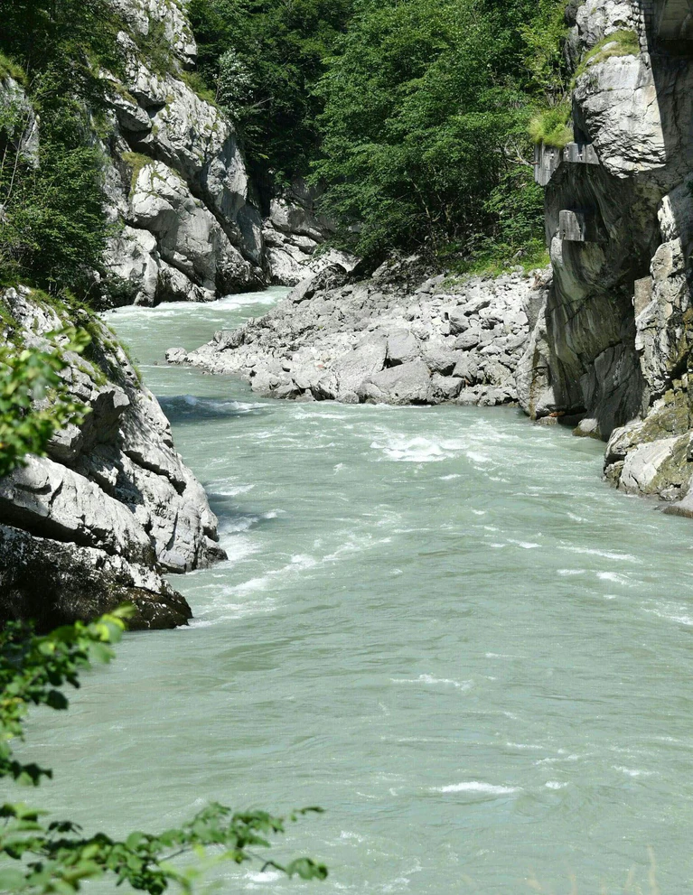 Wasserkraft liefert zwar verglichen mit fossilen Energieträgern eine klimafreundliche Energie - der Bau der Kraftwerke hat aber für die betroffenen Flüsse und Regionen häufig große Nachteile. (Archivbild) — © Barbara Gindl/APA/dpa