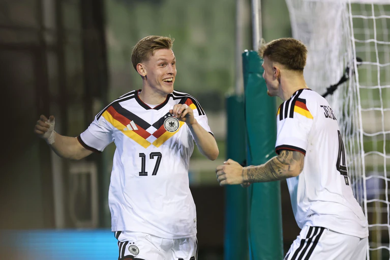 Anton Kade (l) bejubelt sein erstes Tor für die U21 gegen Griechenland. — © Yorgos Karahalis/dpa