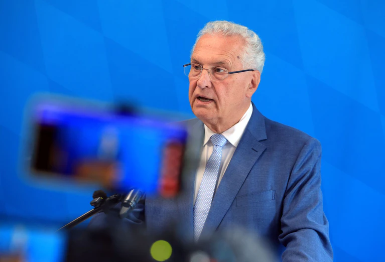 Bayerns Innenminister Joachim Herrmann (CSU) hält die Gesetzesänderung für «zwingend nötig». (Archivbild) — © Karl-Josef Hildenbrand/dpa