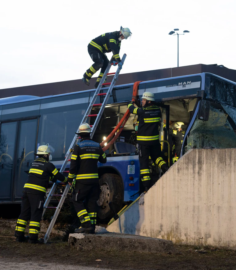 Ein Bus ist in München gegen eine Mauer gekracht. — © Stefan Puchner/dpa