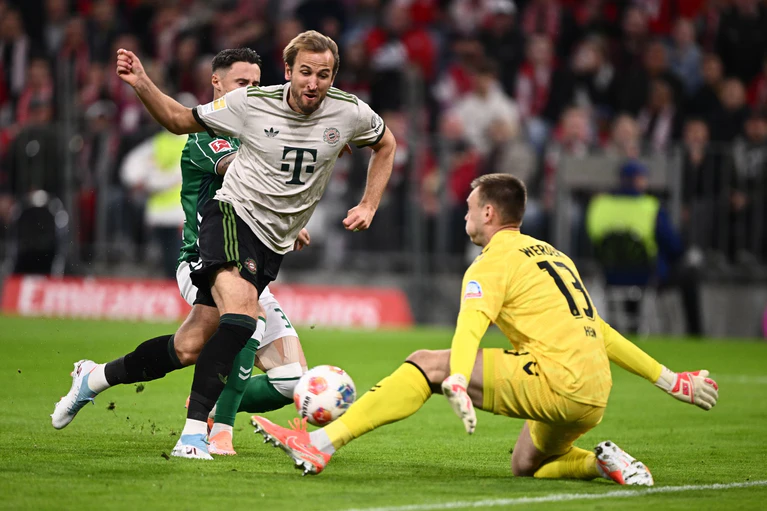 Endstation Kal Hein (r): Hier scheitert Harry Kane am Werder-Torhüter.  — © Harry Langer/dpa