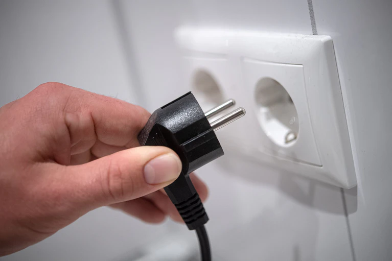 30.000 Haushalte in Unterfranken waren zeitweise ohne Strom. (Symbolbild) — © Sina Schuldt/dpa