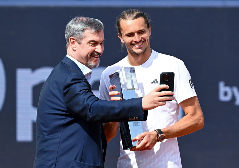 Bayerns Ministerpräsident Markus Söder machte ein Selfie mit Turniersieger Alexander Zverev. — © Sven Hoppe/dpa