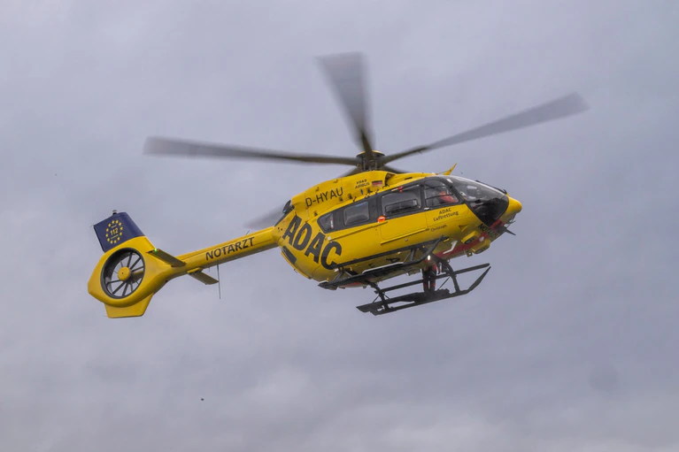 Ein Rettungshubschrauber brachte den 34-Jährigen in ein Krankenhaus. (Symbolbild) — © Peter Kneffel/dpa