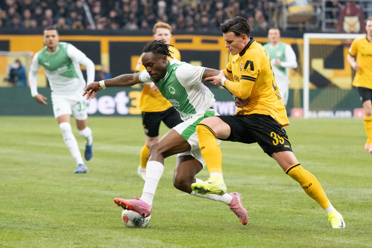 Noel Futkeu (M, SpVgg Greuther Fürth) im Zweikampf mit Thomas Keller (r, Dynamo Dresden). Der Dresdner traf zur Führung. — © Sebastian Kahnert/dpa