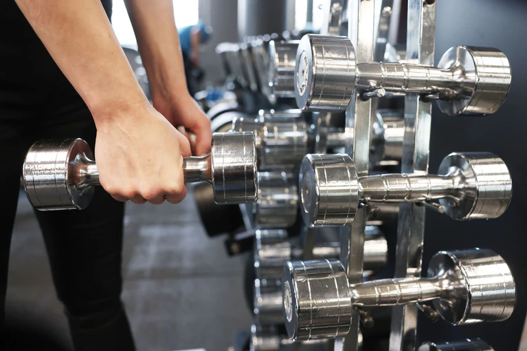 Statt sein Parkticket zu bezahlen, schloss ein Mann ein Fitnessstudio-Abo ab. (Symbolbild) — © Oliver Berg/dpa