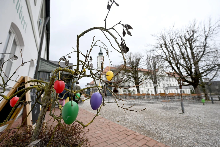 Am Ostersonntag wird der Himmel in der zweiten Tageshälfte vielerorts grau und regnerisch. — © Felix Hörhager/dpa
