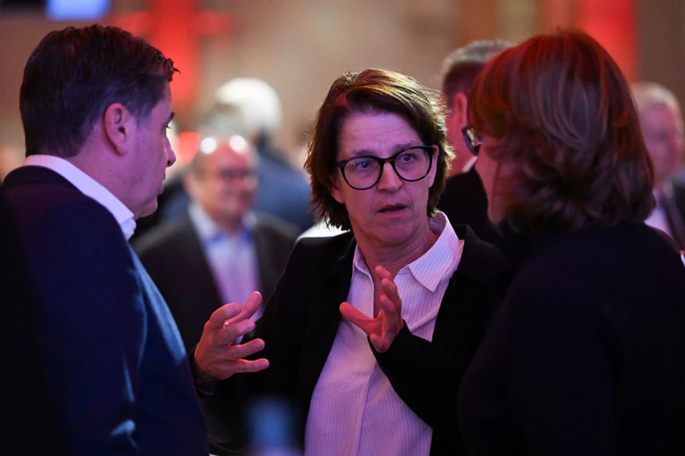 Tatjana Haenni (M) freut sich über die Beförderung von Marie-Louise Eta zur Trainerin von Union Berlin. (Archivbild) — © Florian Wiegand/dpa