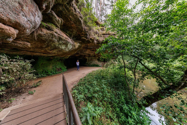 Soziale Medien und Outdoor-Portale haben die Schwarzachklamm auch weit über die Region hinaus bekannt gemacht - und das vsorgt zum Teil für Probleme.  — © Daniel Karmann/dpa