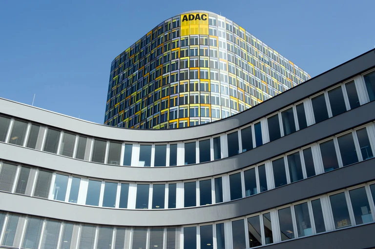 Nach Äußerungen über den CO2-Preis ist der ADAC-Technikpräsident zurückgetreten. (Archivbild)  — © Peter Kneffel/dpa