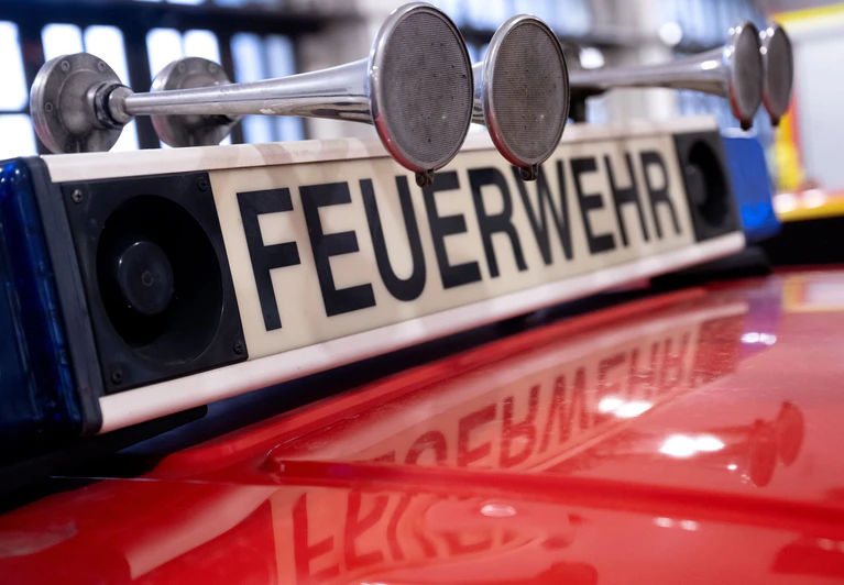 Die Feuerwehr war in der Nacht in Oberbayern im Einsatz. Die Ermittler wollen nun die beiden Brandstellen untersuchen. (Symbolfoto) — © Sven Hoppe/dpa