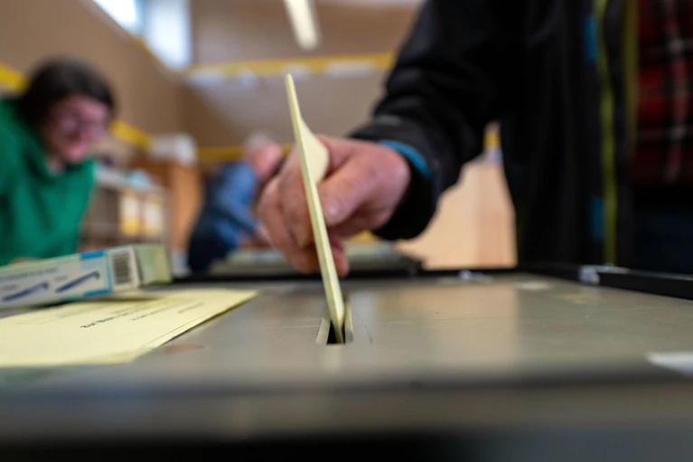 Innerhalb der nächsten drei Monate müssen die Wahlberichtigten in Hiltpoltstein nun wieder einen Bürgermeister wählen. (Symbolbild) — © Pia Bayer/dpa