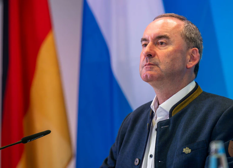 Hubert Aiwanger will die AfD nicht verbieten lassen. (Archivbild)   — © Peter Kneffel/dpa