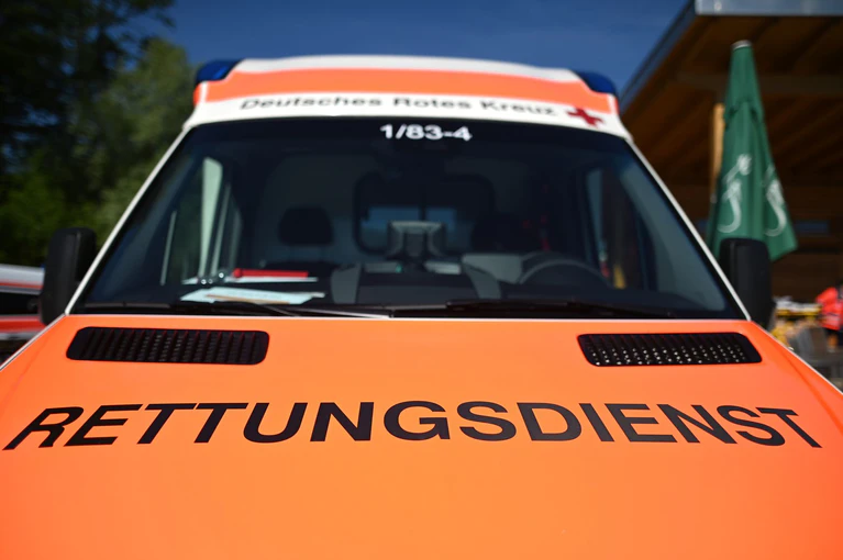 Die Fußgängerin zog sich lebensgefährliche Verletzungen zu. (Symbolbild) — © Patrick Seeger/dpa