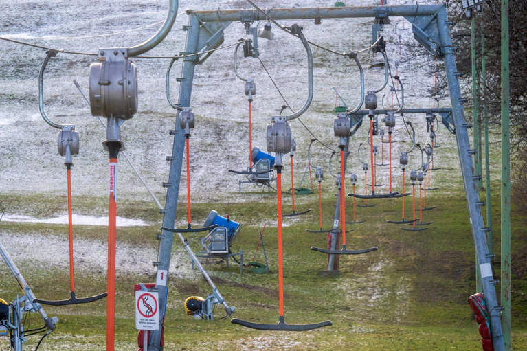 Schneekanonen und Lifte verändern die empfindliche Natur in den Alpen dauerhaft. Viele Skipisten sind daher aus Sicht von Natur- und Umweltschützern in Zeiten des Klimawandels nicht mehr zu verantworten. (Illustration) — © Peter Kneffel/dpa