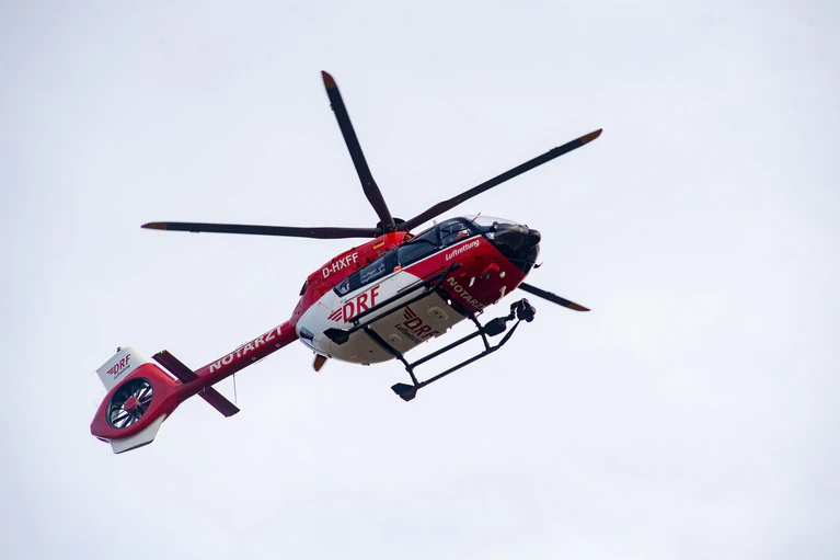 Ein Rettungshubschrauber musste den Verletzten ins Krankenhaus bringen. (Symbolfoto) — © Stefan Sauer/dpa