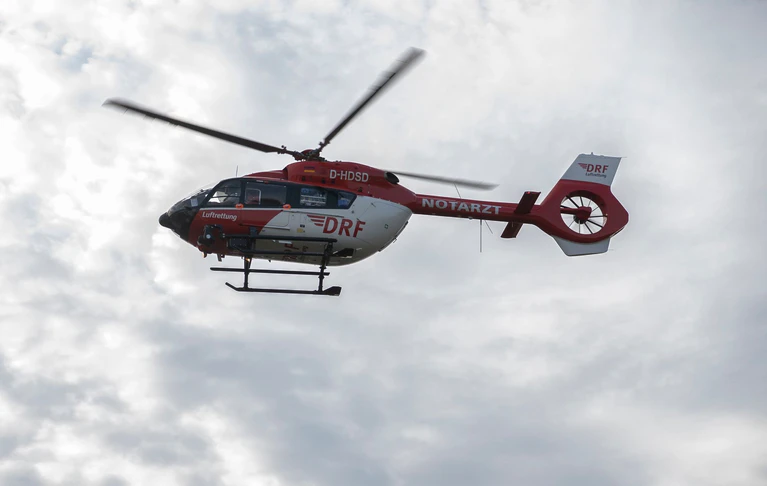 Auch ein Hubschrauber war im Einsatz, um die Frau in eine Klinik zu fliegen. (Symbolbild) — © Paul Zinken/dpa