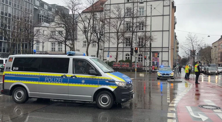 Polizei «mit starken Kräften» vor Ort. — © Roland Freund/dpa