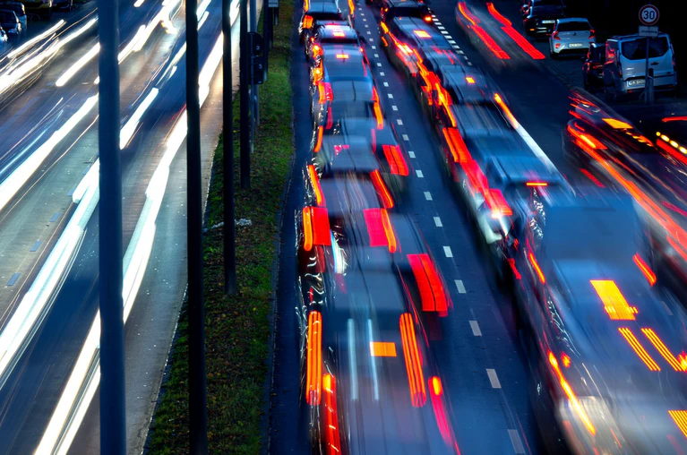 Der Mittlere Ring ist eine zentrale Verkehrsachse der Landeshauptstadt. (Symbolbild) — © Sven Hoppe/dpa