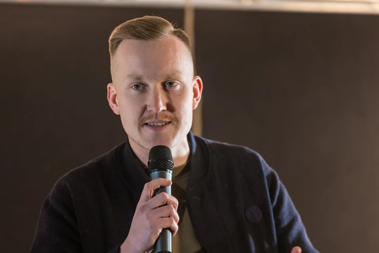 Maximilian Märkl, Sprecher der Identitären Bewegung Deutschland, trat kürzlich an der Seite von IB-Führungsfigur Martin Sellner in Brandenburg auf.  — © Frank Hammerschmidt/dpa