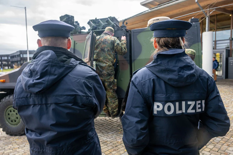 Bei einer Bundeswehrübung kam es versehentlich zu einem Schusswechsel zwischen Polizei und Bundeswehr. (Archivbild) — © Armin Weigel/dpa