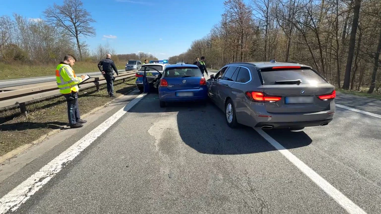Mehrere Polizeiwagen verfolgten das Auto bei der Fahrt über die Autobahnen 7 und 70. — © Michaela Johannsen/dpa