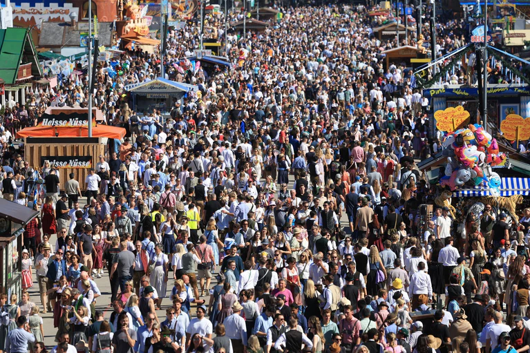 Es ist viel los zum Start der Wiesn. — © Karl-Josef Hildenbrand/dpa