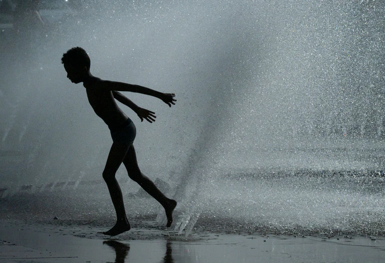 Abkühlung im Wasser war im Juni in Bayern an vielen Orten besonders gefragt. (Archivbild) — © Peter Kneffel/dpa