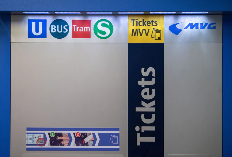 Für Fahrgäste in Bussen und Bahnen im Raum München gibt es nun ein bequemes Angebot, um an ein Ticket zu kommen. Ein Wisch auf dem Handy soll dafür ausreichen. (Archivfoto) — © Lino Mirgeler/dpa