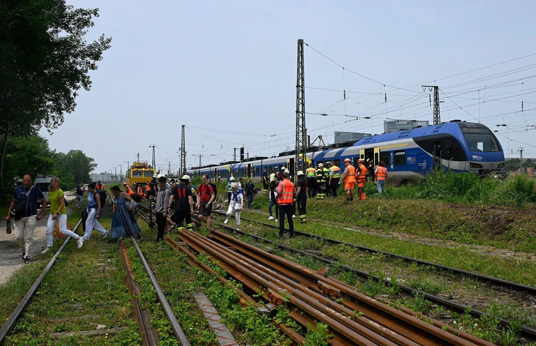 Über Leitern mussten die Fahrgäste den Zug auf offener Strecke verlassen.  — © Berufsfeuerwehr München/dpa