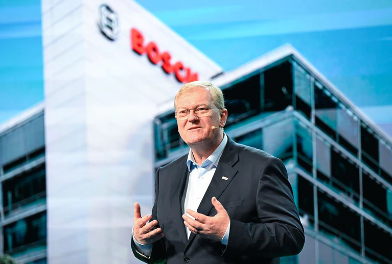 Angesichts des Wandels in der Autoindustrie ging Bosch-Chef Hartung zuletzt von weiteren Sparprogrammen aus. (Archivbild) — © Bernd Weißbrod/dpa
