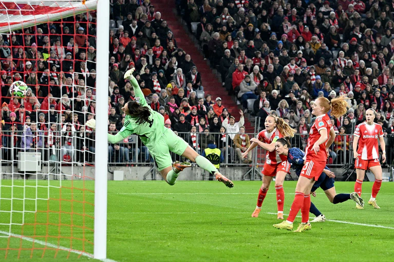 Arsenals Emily Fox erzielt das Tor zum 1:0 für Arsenal. — © Jens Niering/dpa