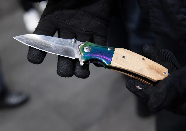 Nicht nur verbotene, auch eigentlich legale Waffen dürfen über Silvester an den Bahnhöfen nicht mitgeführt werden. (Symbolbild) — © Paul Zinken/dpa