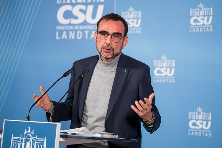 Der richtige Ansatz, um Patienten besser zu steuern, sei laut Holetschek (CSU) das im Koalitionsvertrag vereinbarte Primärarztsystem mit verlässlicher Terminvergabe. — © Daniel Vogl/dpa